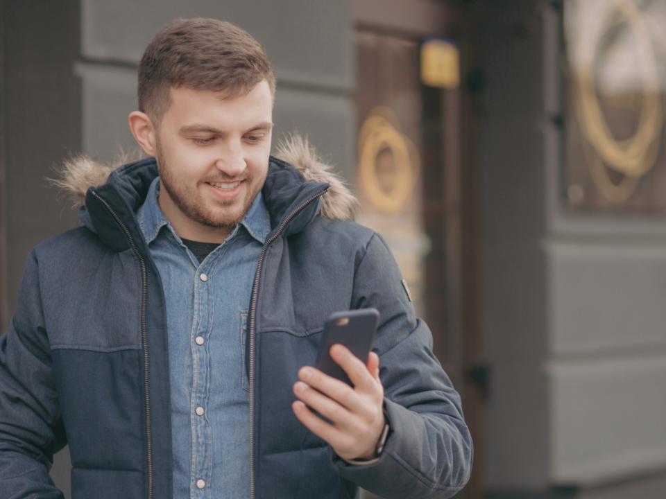 Un homme laisse un avis sur son téléphone