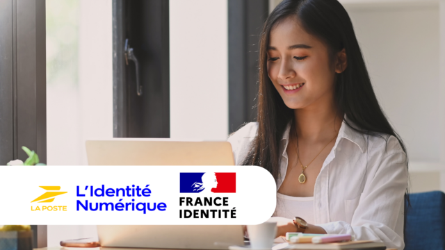 Une jeune fille travaille sur son ordinateur portable.
