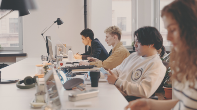 Des salariés travaillent sur leur ordinateur dans un open space.