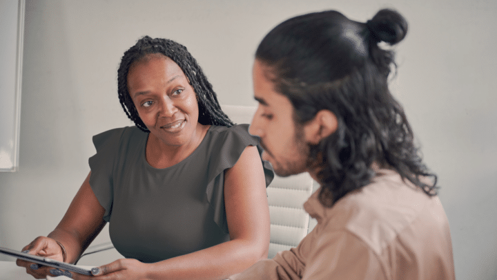 Une coach conseille un homme.