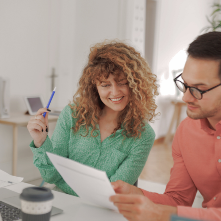 Une femme et un homme travaillent ensemble.