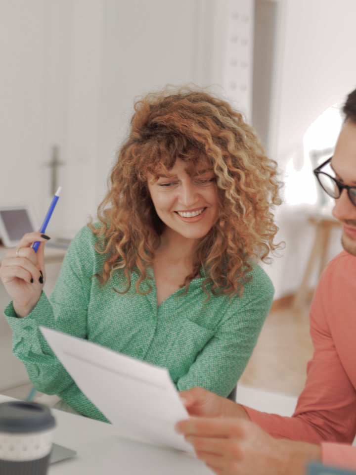 Une femme et un homme travaillent ensemble.