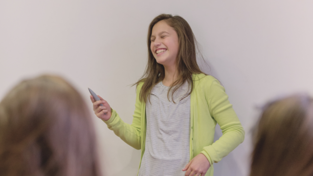Une élève s'exprime devant sa classe.
