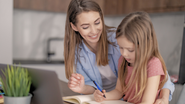 Une mère aide sa fille avec ses devoirs.