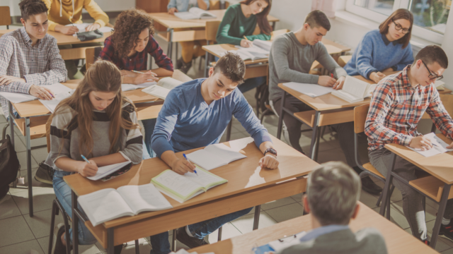 Des lycéens étudient en classe.