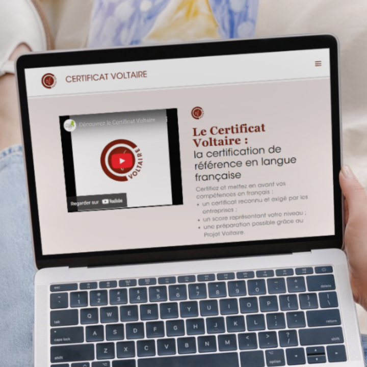 Une élève parcourt le site du Certificat Voltaire sur son ordinateur portable.