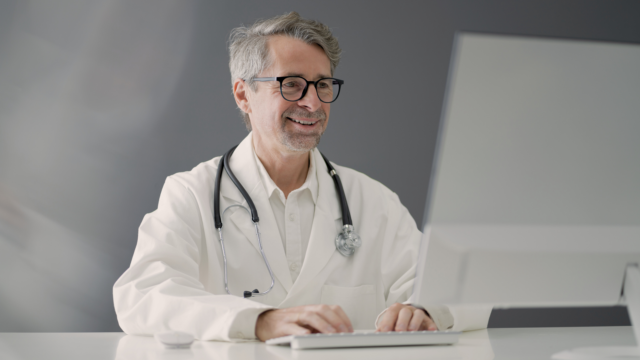 Un médecin tape sur son clavier d'ordinateur.