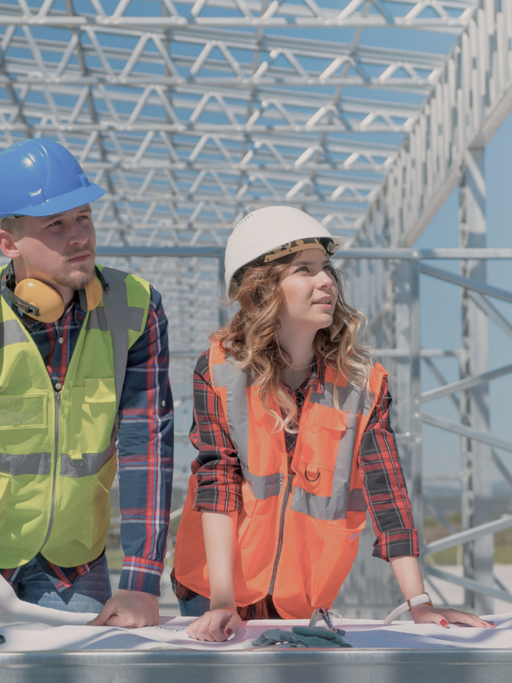 Deux ingénieurs de la fonction publique réfléchissent à un projet de construction.