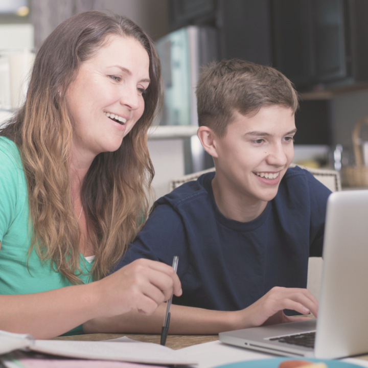 Une mère et son fils utilisent un ordinateur.
