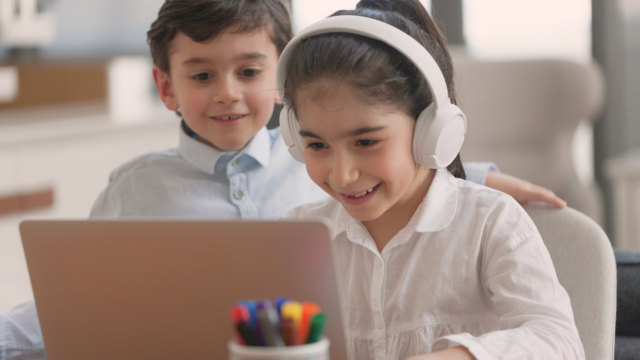 Deux enfants travaillent sur un ordinateur.