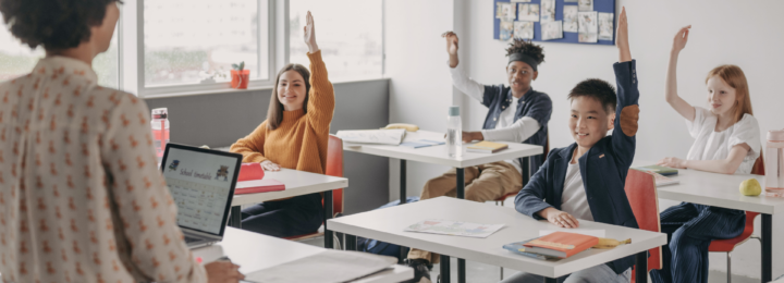 Une enseignante donne un cours à ses élèves.