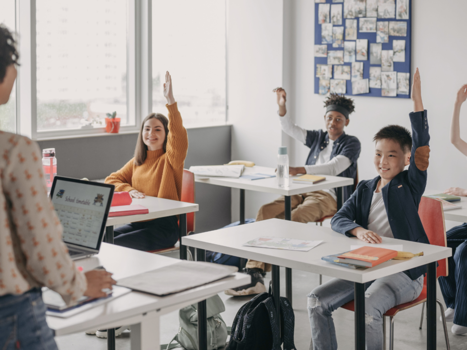 Une enseignante donne un cours à ses élèves.