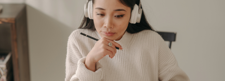 Une femme travaille sur son ordinateur portable.