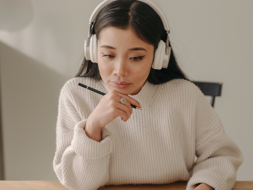 Une femme travaille sur son ordinateur portable.