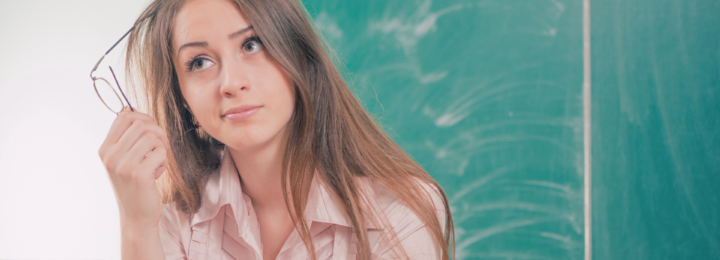 Une élève réfléchit dans une salle de classe.