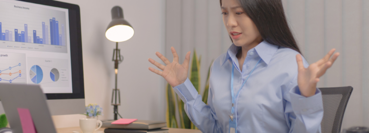 Une employée est surprise face à son ordinateur.