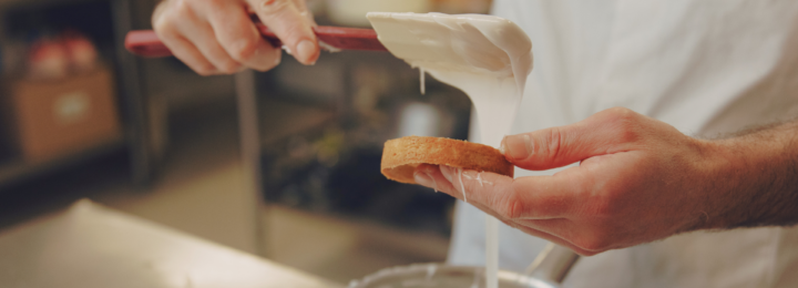 Un chef pâtissier prépare une tarte.