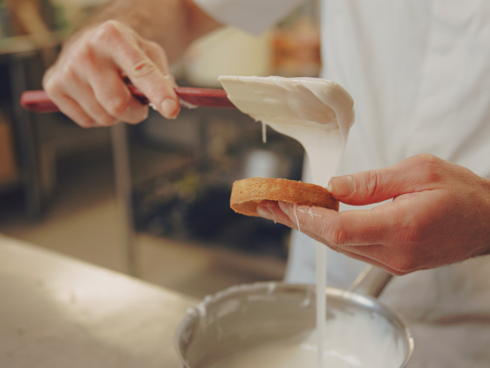 Un chef pâtissier prépare une tarte.