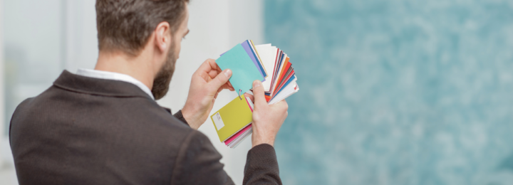 Un homme examine un nuancier pour choisir une couleur.