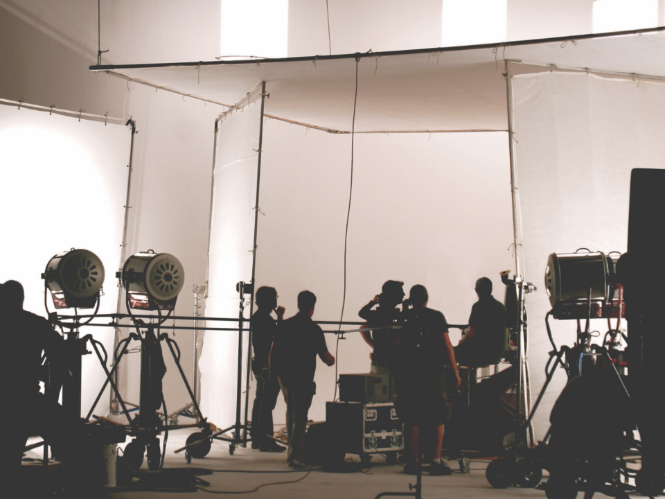 Une équipe de tournage réalise un film.