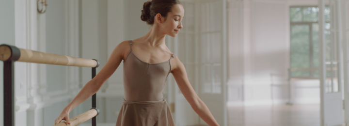 Une jeune fille s'entraîne à la danse classique.