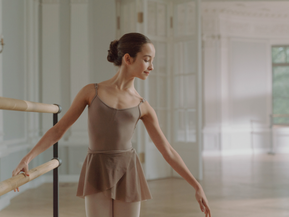 Une jeune fille s'entraîne à la danse classique.