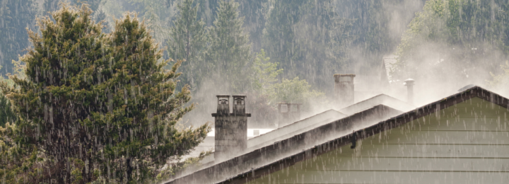 Forte pluie sur des maisons.