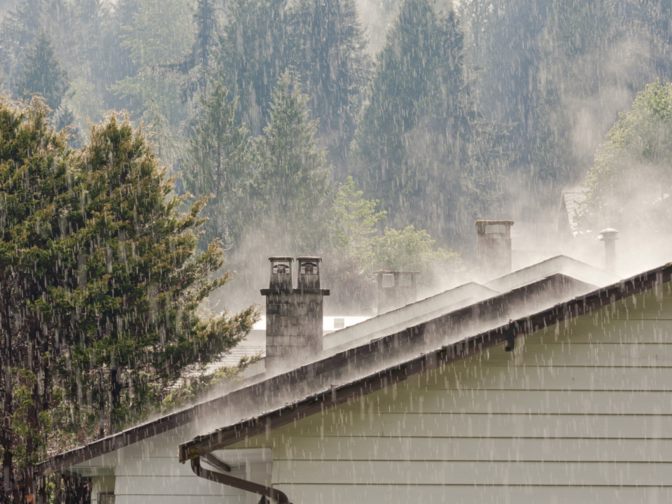 Forte pluie sur des maisons.