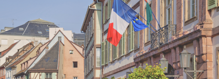 Drapeau français sur l’Hôtel de Ville de Colmar.