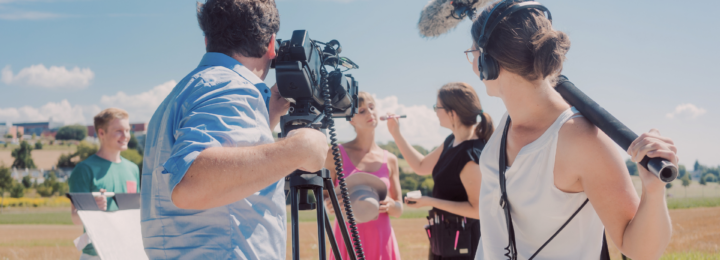 Une équipe de tournage réalise un film.