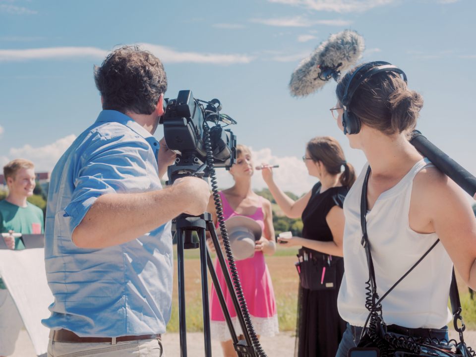 Une équipe de tournage réalise un film.