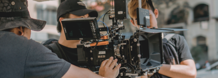 Une équipe de tournage réalise un film.
