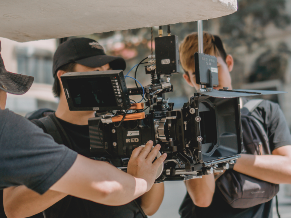 Une équipe de tournage réalise un film.
