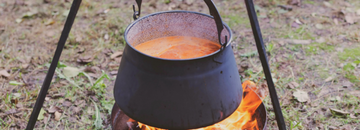 Une personne cuisine dans un chaudron.