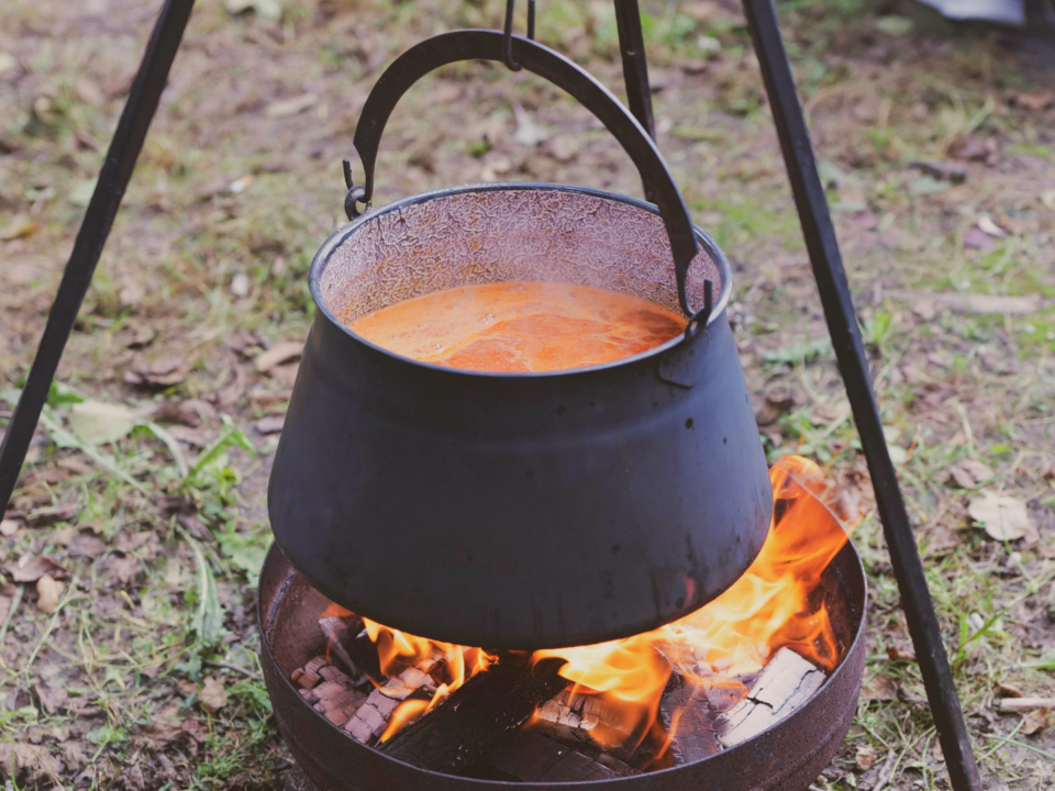 Une personne cuisine dans un chaudron.