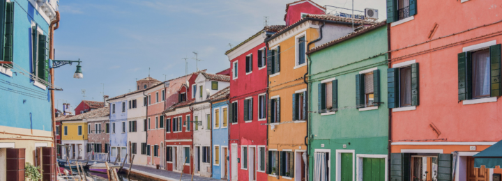 Rue colorée de Murano, en Italie.