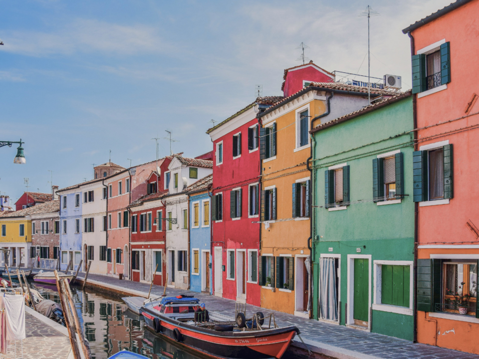 Rue colorée de Murano, en Italie.
