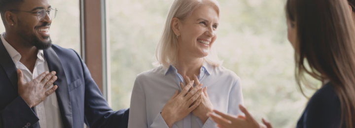 Une femme applaudit ses deux collègues émus.