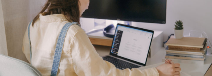 Une jeune fille est en train de faire des recherches sur l’intelligence artificielle.