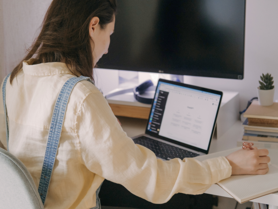 Une jeune fille est en train de faire des recherches sur l’intelligence artificielle.
