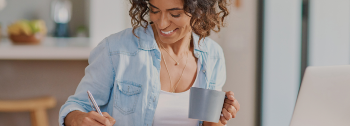 Une femme écrit dans son carnet.