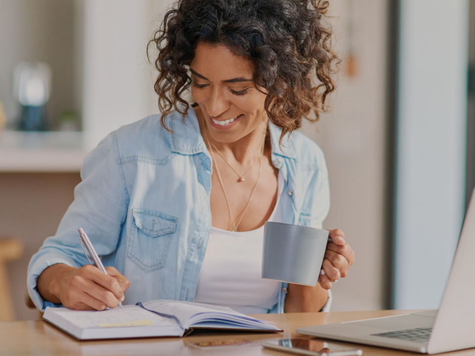 Une femme écrit dans son carnet.