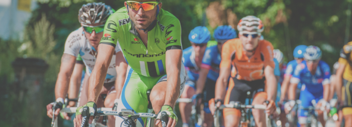 Des cyclistes font une course.