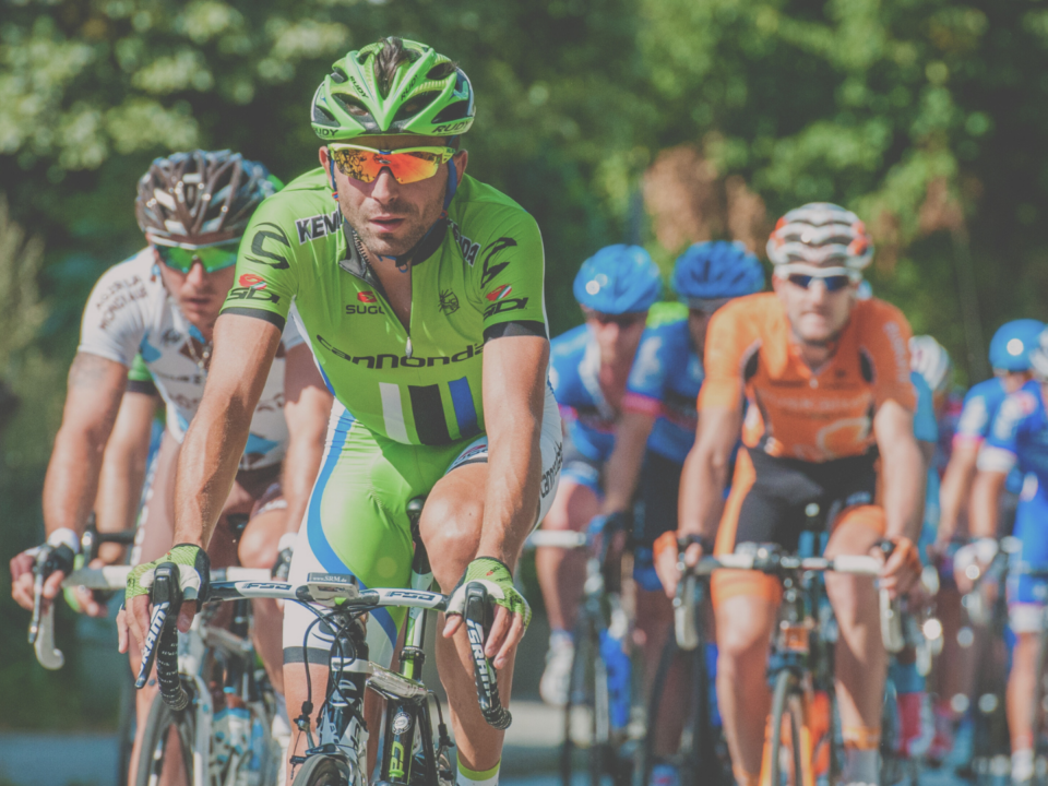 Des cyclistes font une course.
