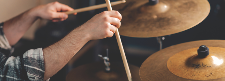 Le batteur frappe sur les cymbales.
