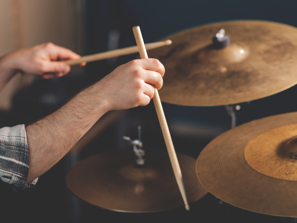 Le batteur frappe sur les cymbales.
