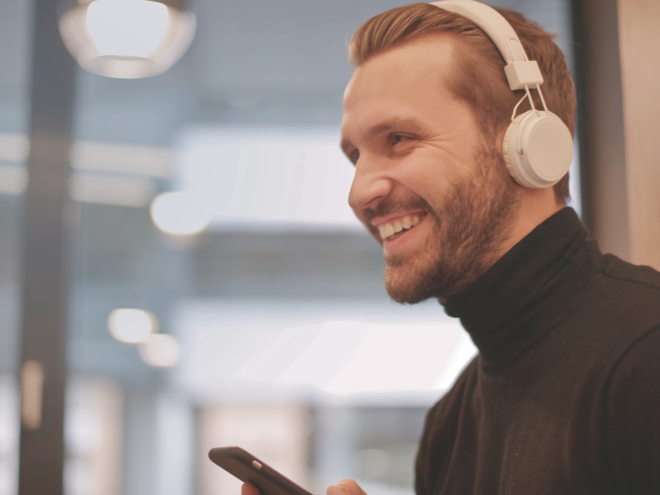 Un homme écoute de la musique avec son casque.