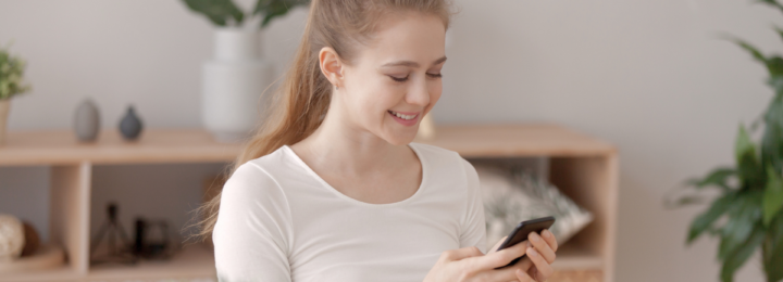 Une femme est sur son téléphone portable.