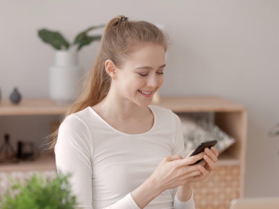 Une femme est sur son téléphone portable.