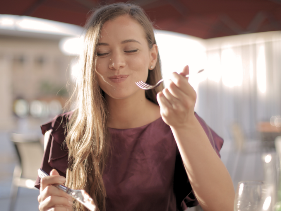 Une femme gourmande est en train de manger.